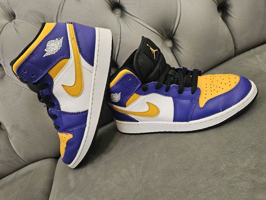 adidasi JORDAN 1 mid  marime 37.5