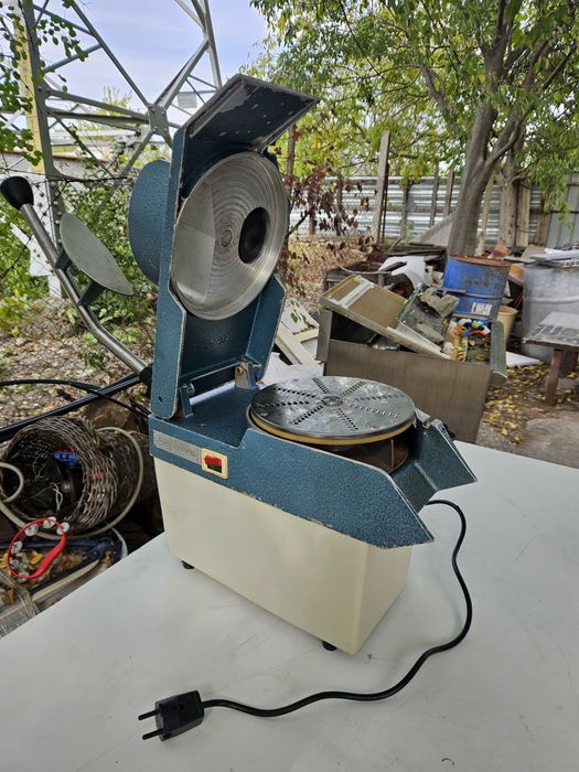 Зеленчукорезачка за стъргане на кашкавал и рязане на зеленчуци втора у