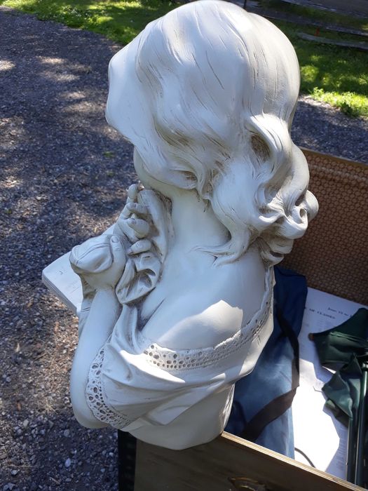 Statue Portelan - Fetita citind