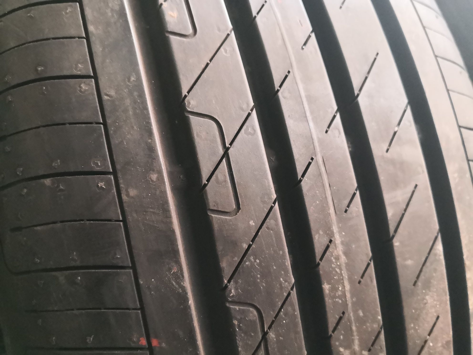 215 50 18 цола гуми като нови Goodyear dot 21 22 falken dot24