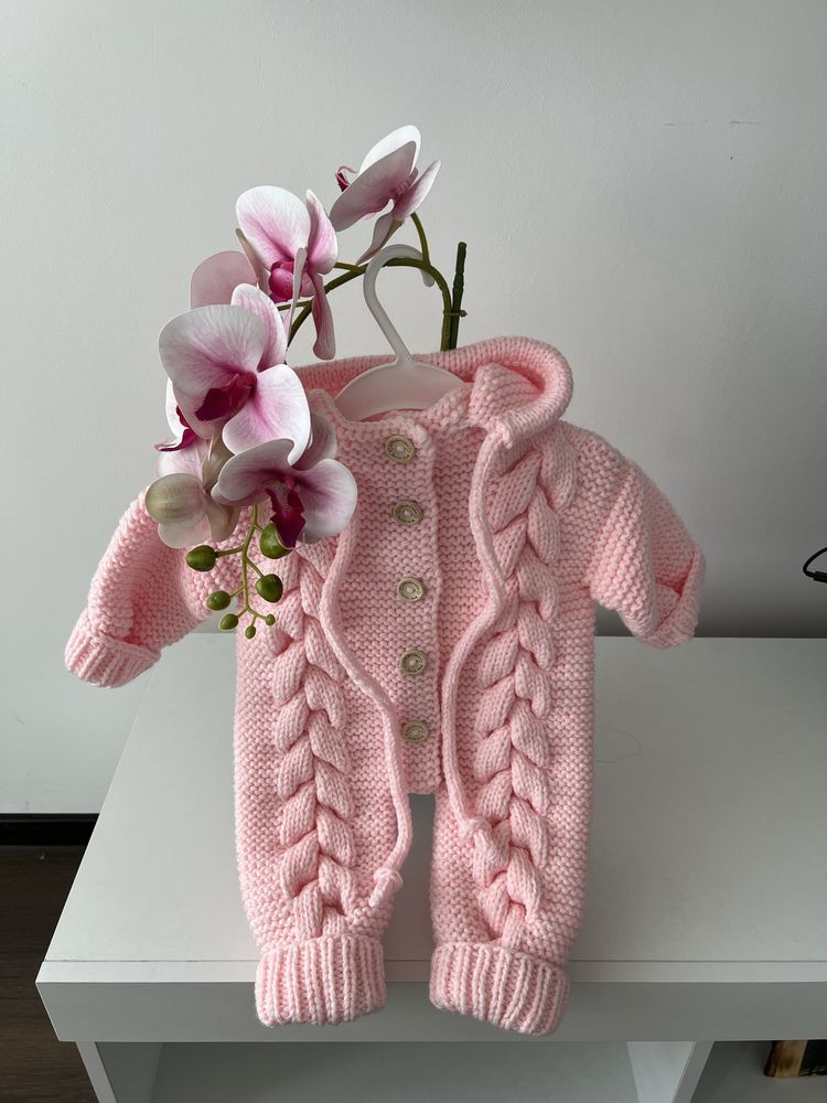 Salopeta combinezon bebe tricotata manual