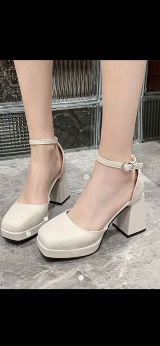 Стилни дамски обувки на дебел ток (9см) много удобни бежови