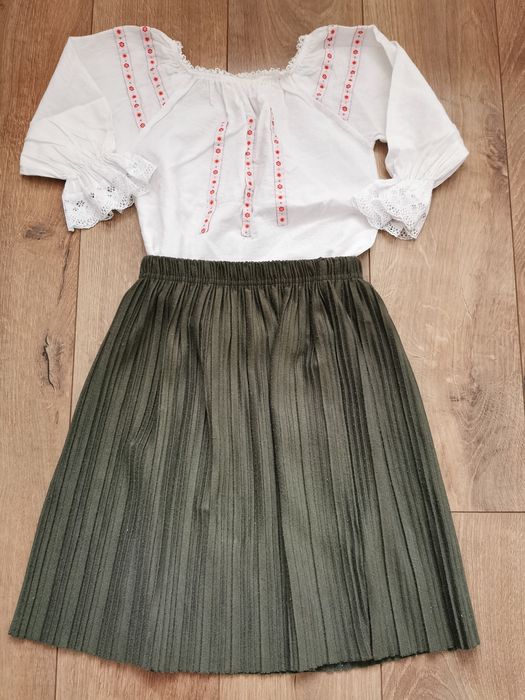 Set bluziță tip ie și fustiță plisată Reserved, mărime 110-116.