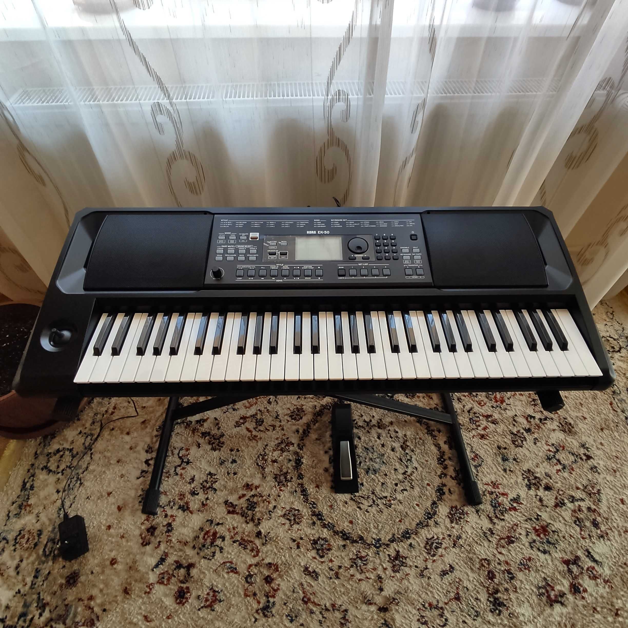 Korg EK-50 cu accesorii