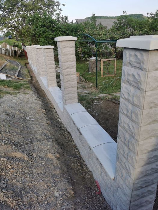 Vând și montez piatra decorativa din ciment pe alb sau griu în Suceava