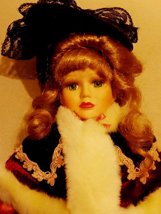 Порцеланова кукла Дамата с чантата