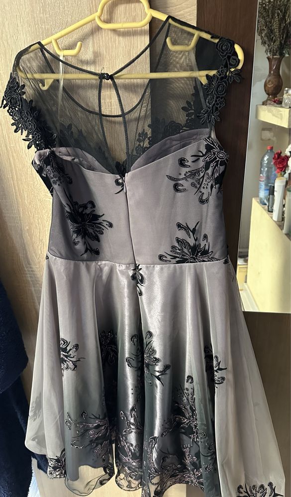 Vand rochie , pret 200 lei