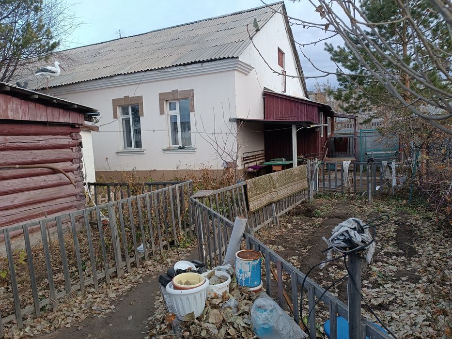 Продаем дом три комнаты в черте города химгородки центральные коммуник