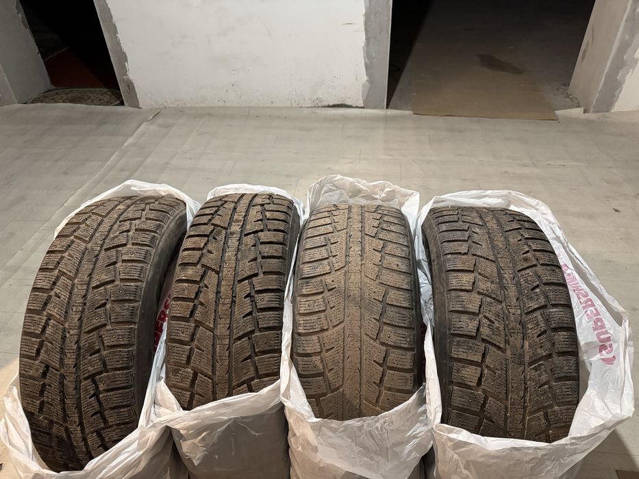 Продам зимнюю шипованную резину 265/60 R18