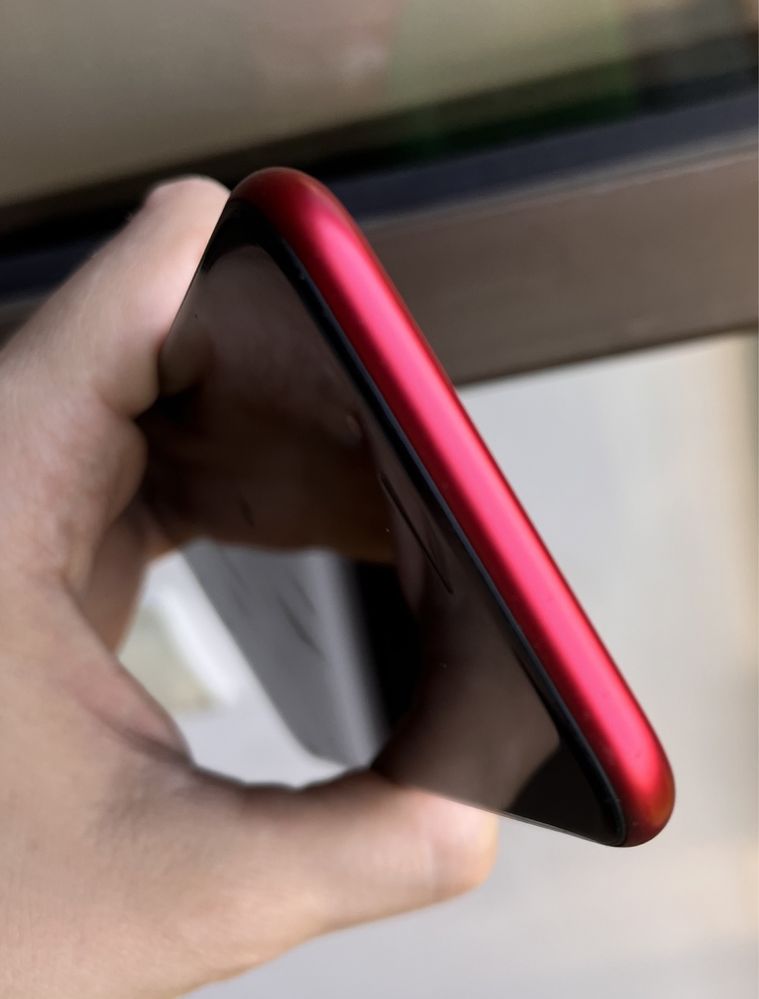 Iphone SE IMPECABIL Red Edition 64 gb si BONUS 2 huse de protectie