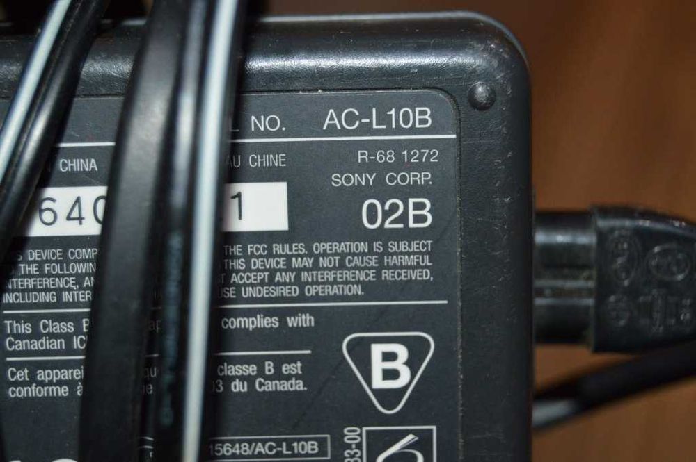 Incarcator pentru camere video Sony model AC-L10A si AC-L10B