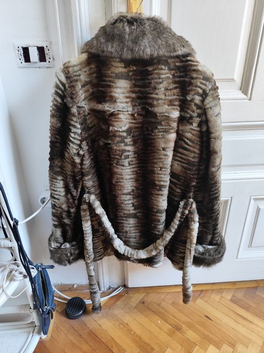 Vând haină de blană sintetică.