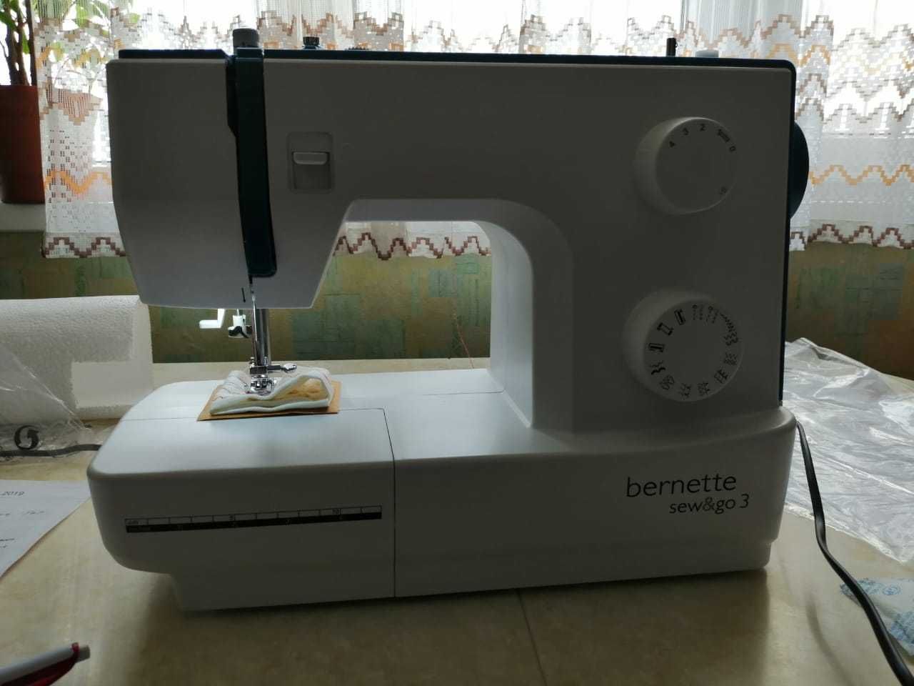 Швейная машина Bernette Sew&Go 3, 19 операций, петля полуавтомат