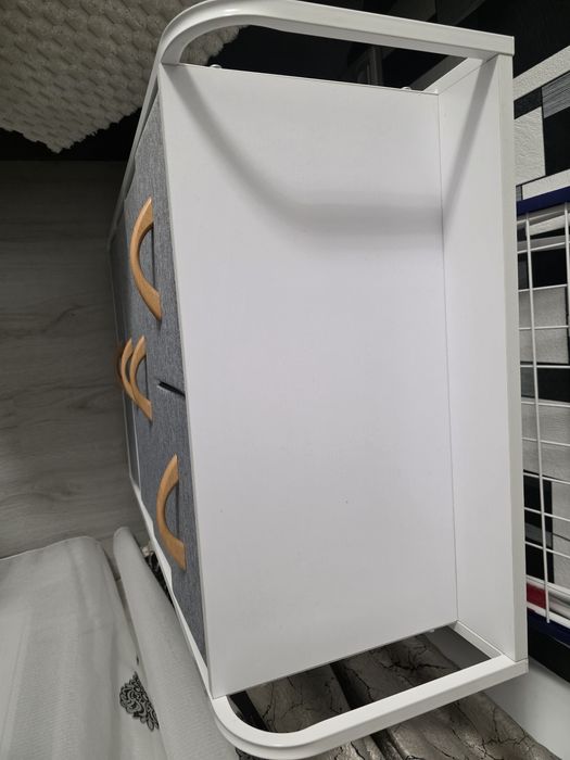 Vând dulăpior cu cadru metalic