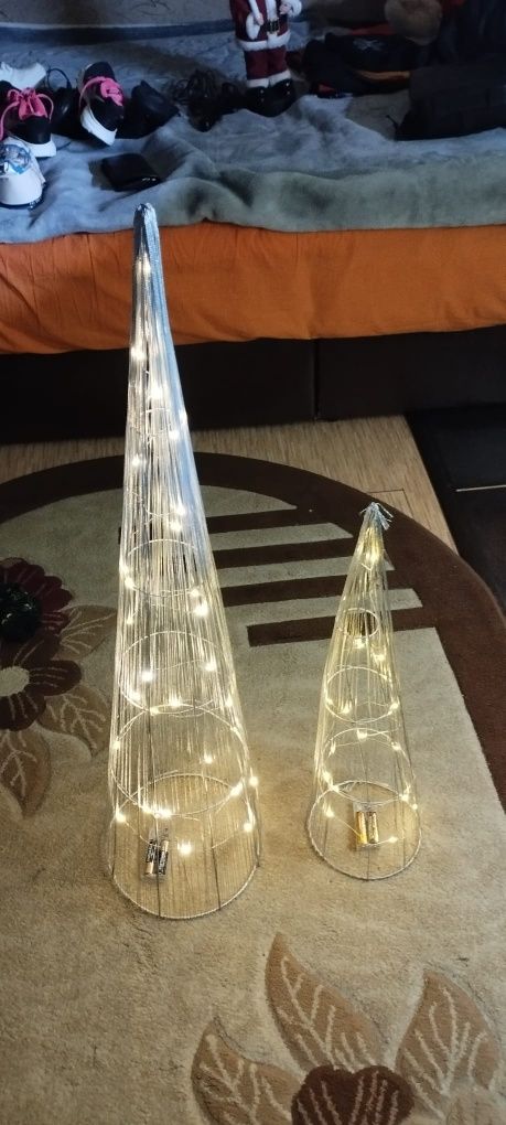 Doua piramide cu leduri