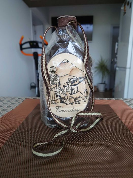 Стилно и красиво ,колекционерско предложение от Еквадор.