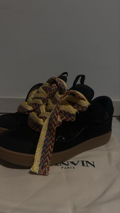 Lanvini negrii cu sireturi colorate