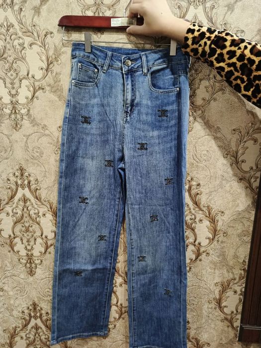 Женские джинсы. Ayollarni kiyimi