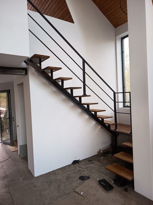 Vindem scări interior de lemn