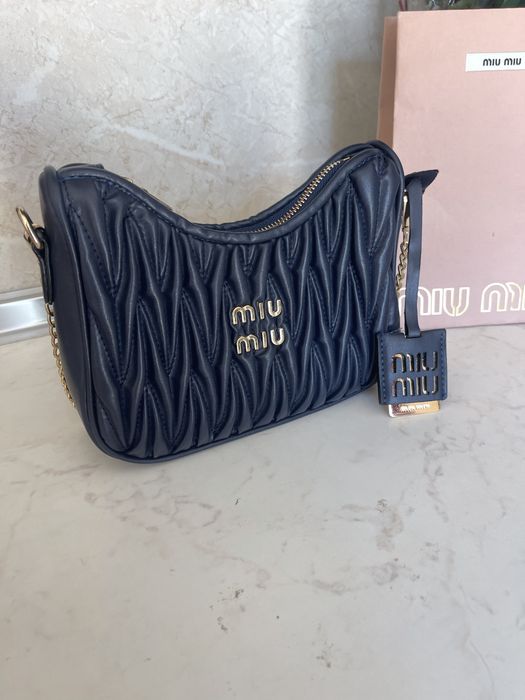 Miu Miu matelasse тъмносиня дамска чанта
