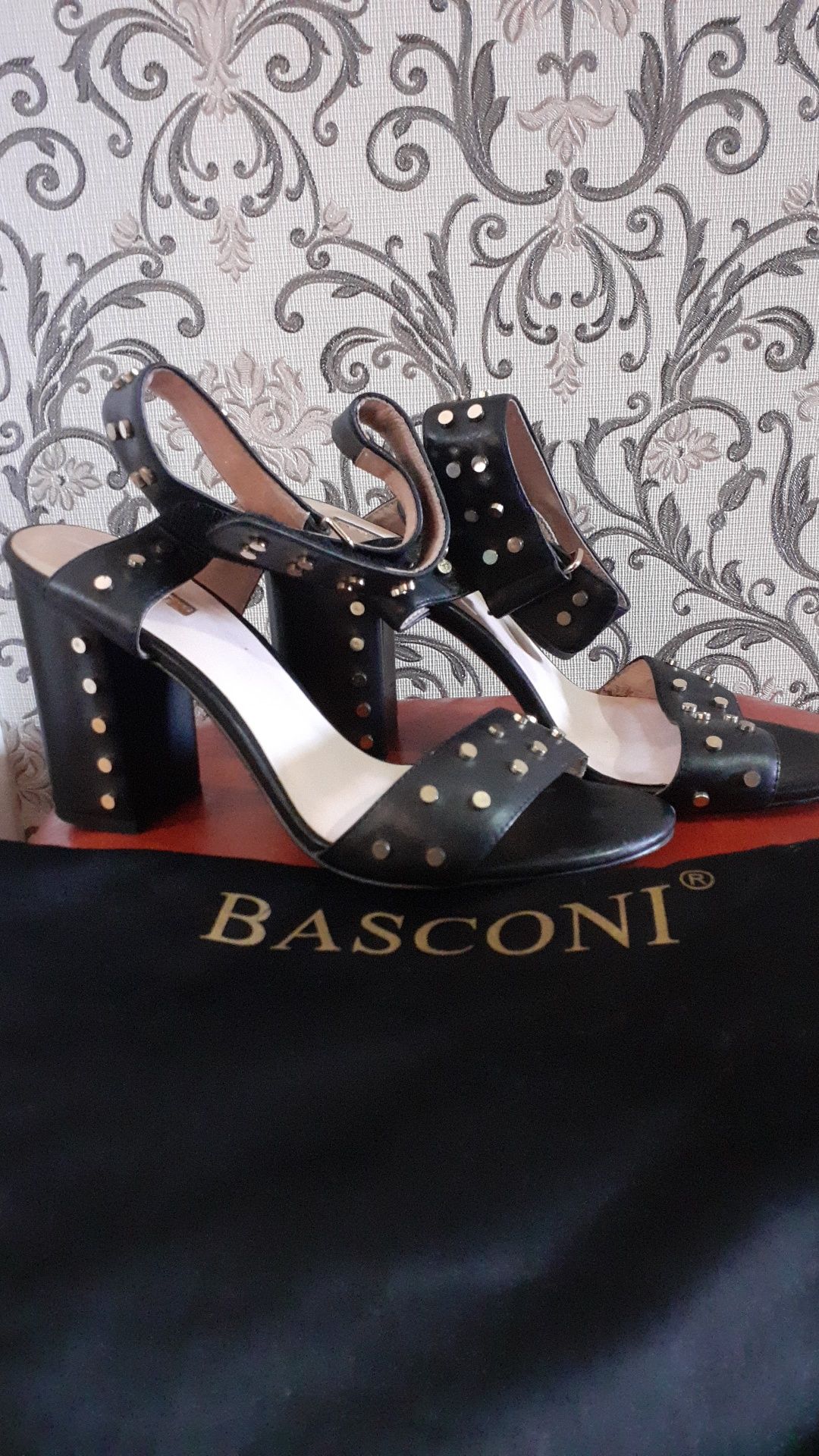Продам босоножки хорошего качества фирмы Basconi
