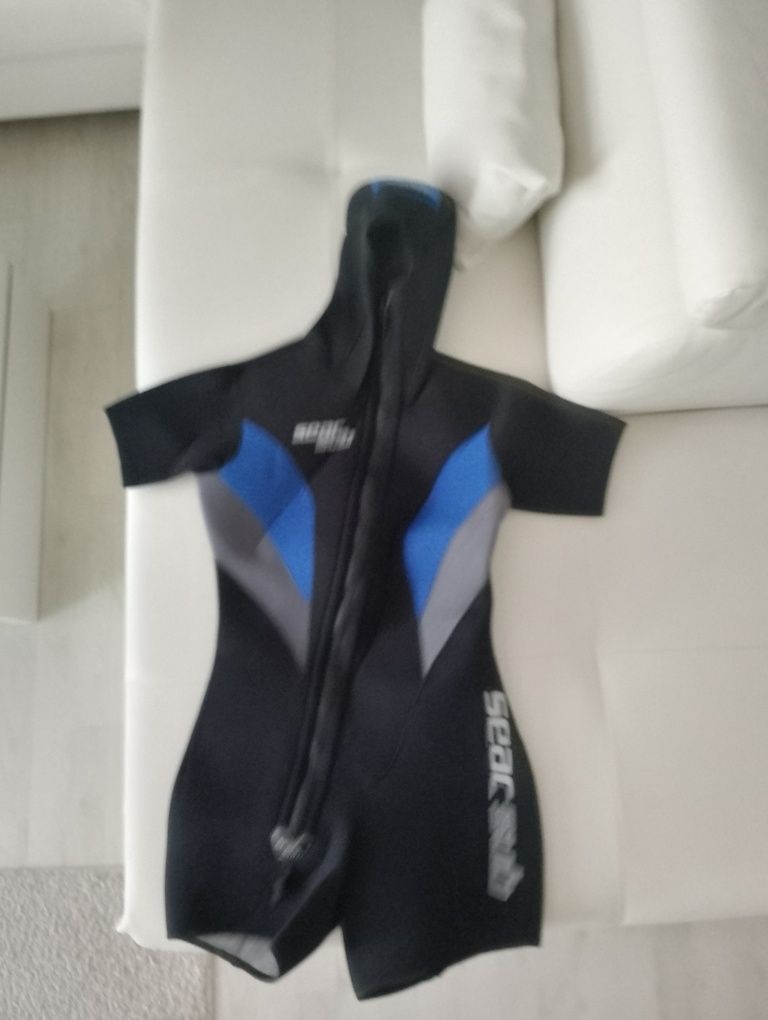 Vând costume de neopren pentru sporturi subacvatice,noi.marimi de la X