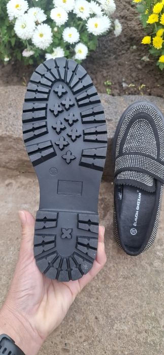 Лоуфъри Claudia Ghizzani