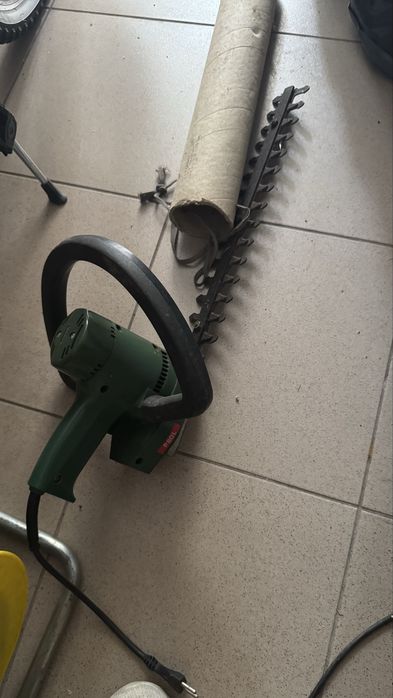 електрически тример за жив плет Bosh