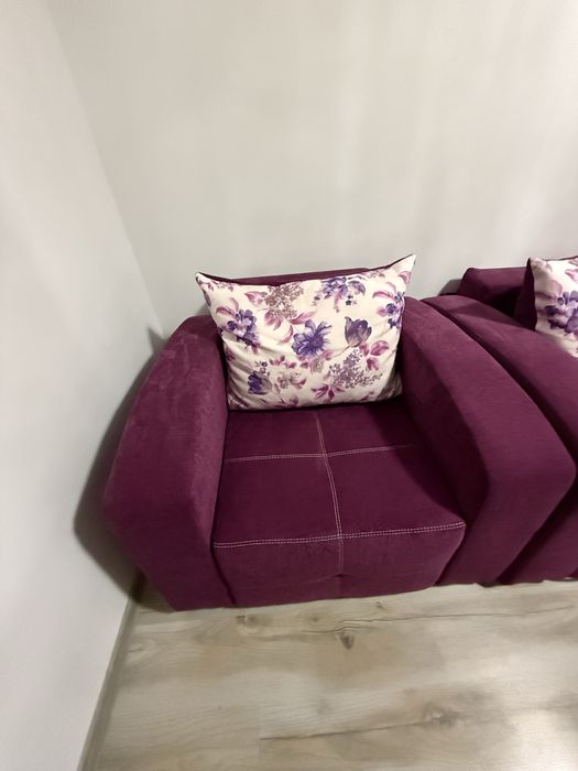 Vând canapea extensibilă însotita de 2 fotolii.
