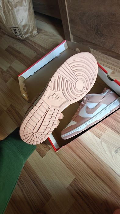 Vand Jordan 1 , Nike Dunk noi