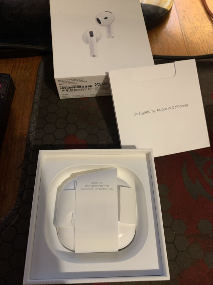 Apple AirPods 4 ANC