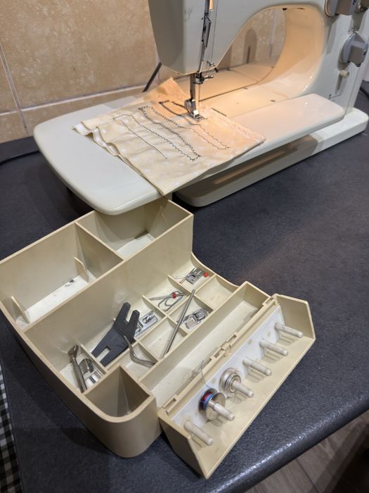 Masina de cusut festonat cu butoniere HUSQVARNA Germania