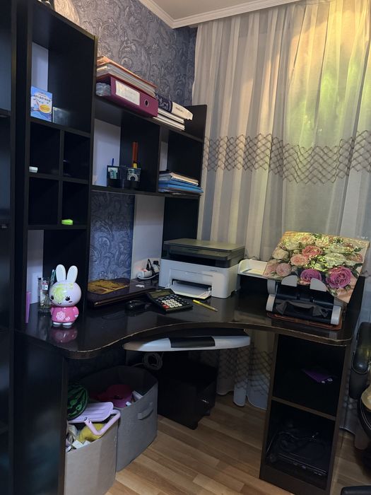 Продам Компьютерный стол с полкам, кресло в подарок.