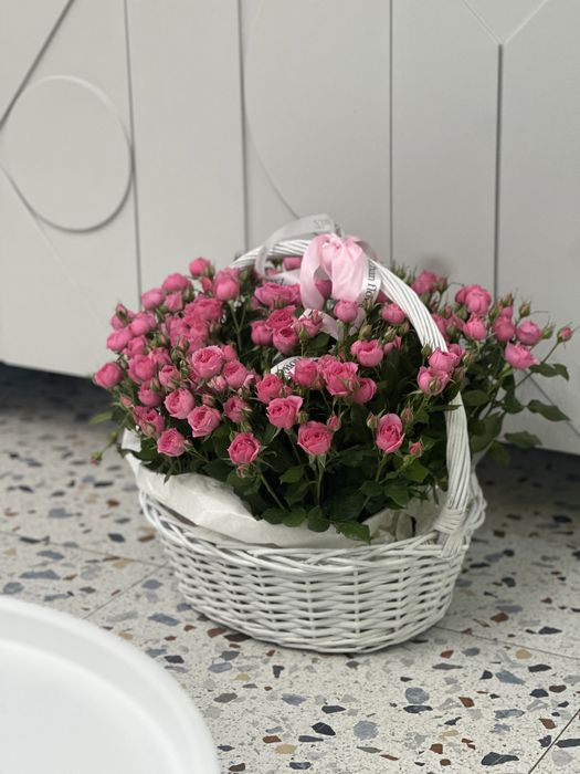 Букет и кустовые розы в корзине.