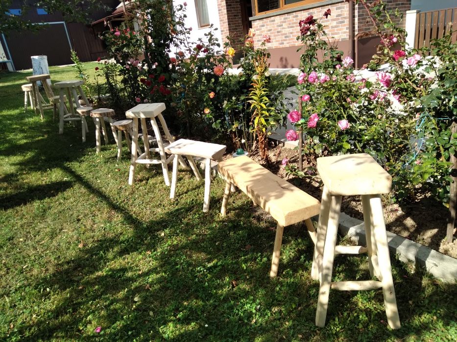 Scaune bar din lemn.