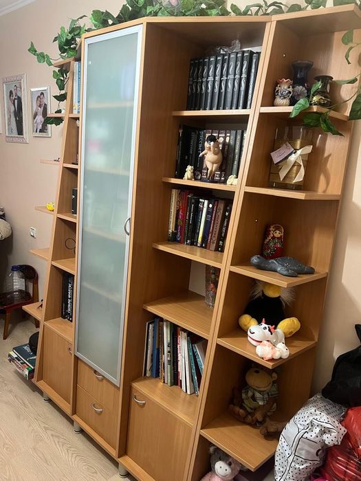 Продам вместительный книжный шкаф