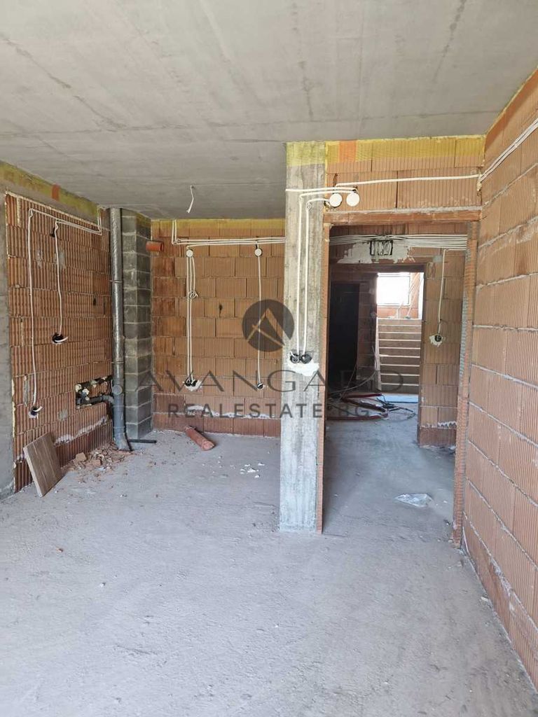 Продава се Двустаен апартамент в Пловдив, Остромила - 53 кв.м за 1377 €/кв.м - Снимка #2