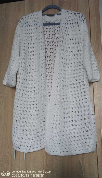 Елегантна ръчно плетена жилетка в класически бял цвят