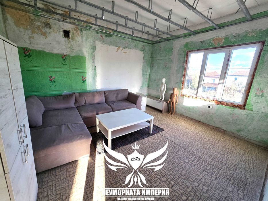 Продавам двуетажна къща 240РЗП с широк двор 1280кв. в с.Дълбок Извор