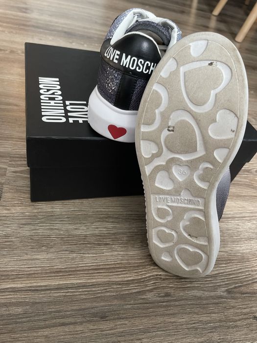 36 н-р Бели кецове Love Moschino