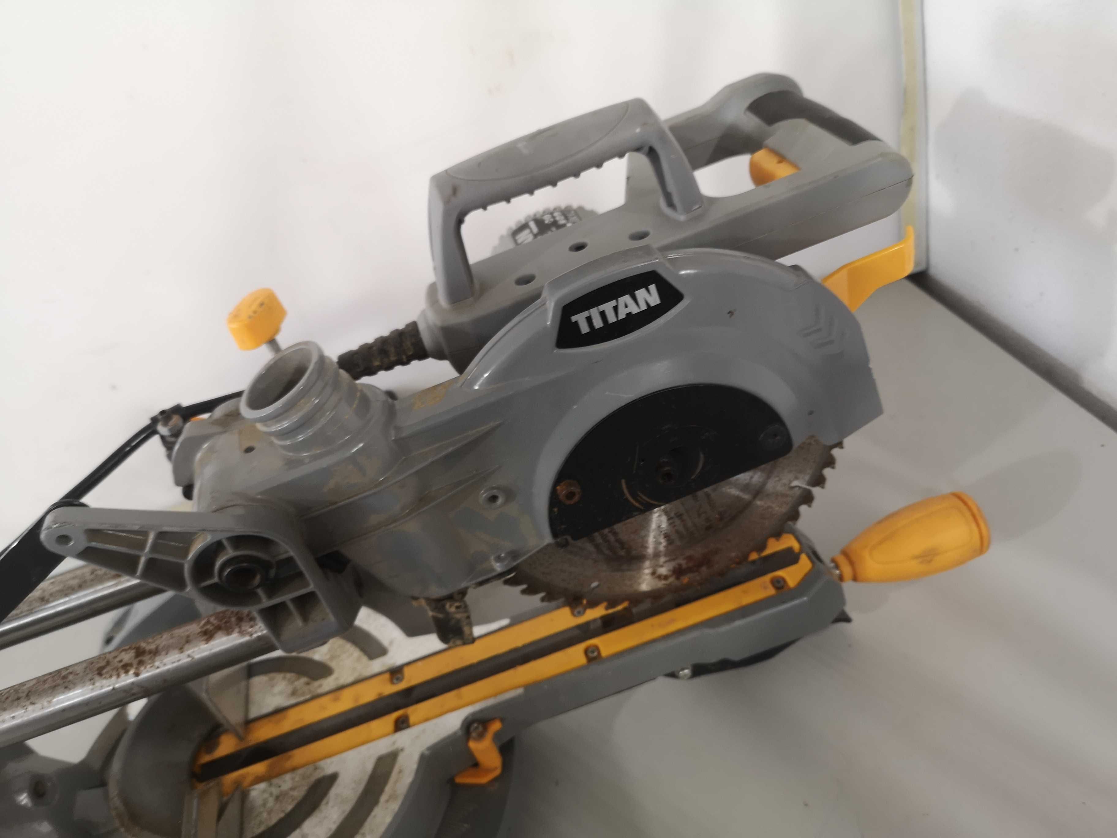 Циркуляр пендула - Titan 1600W / 210mm