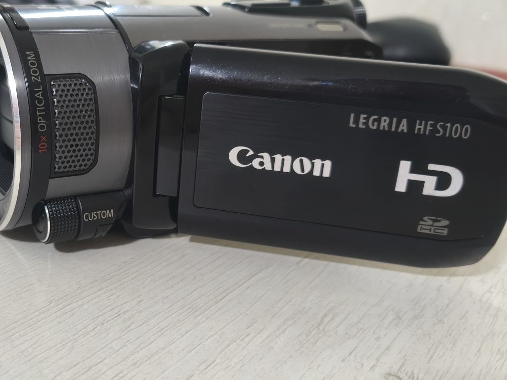 Видеокамера Canon Legria HF S100