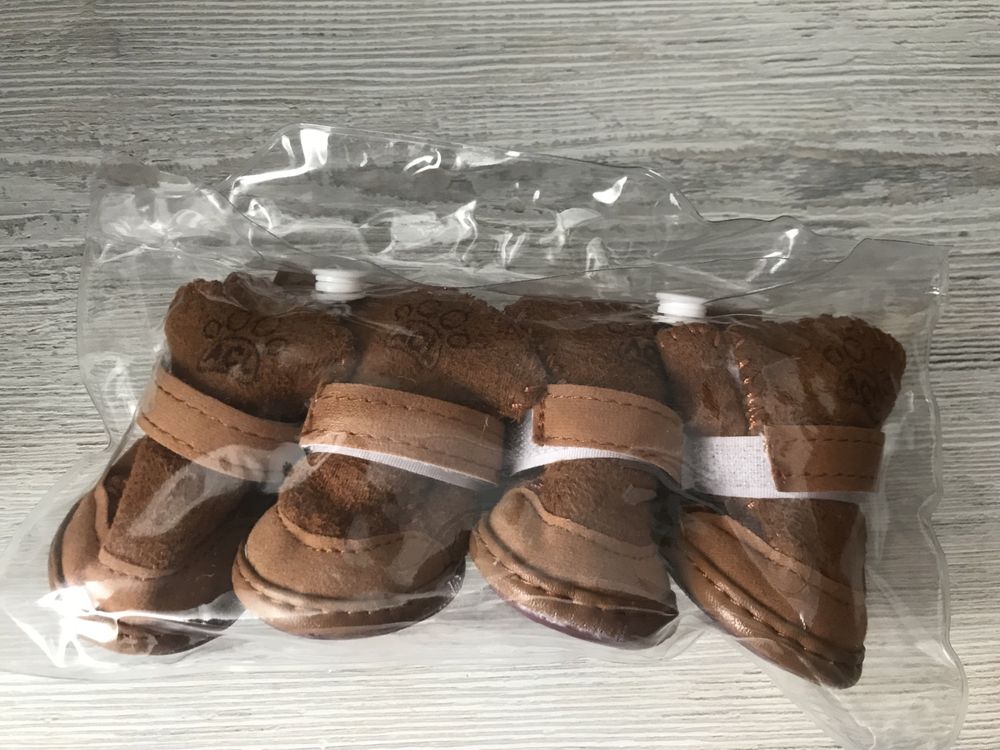 Продавам обувки  за малка порода куче