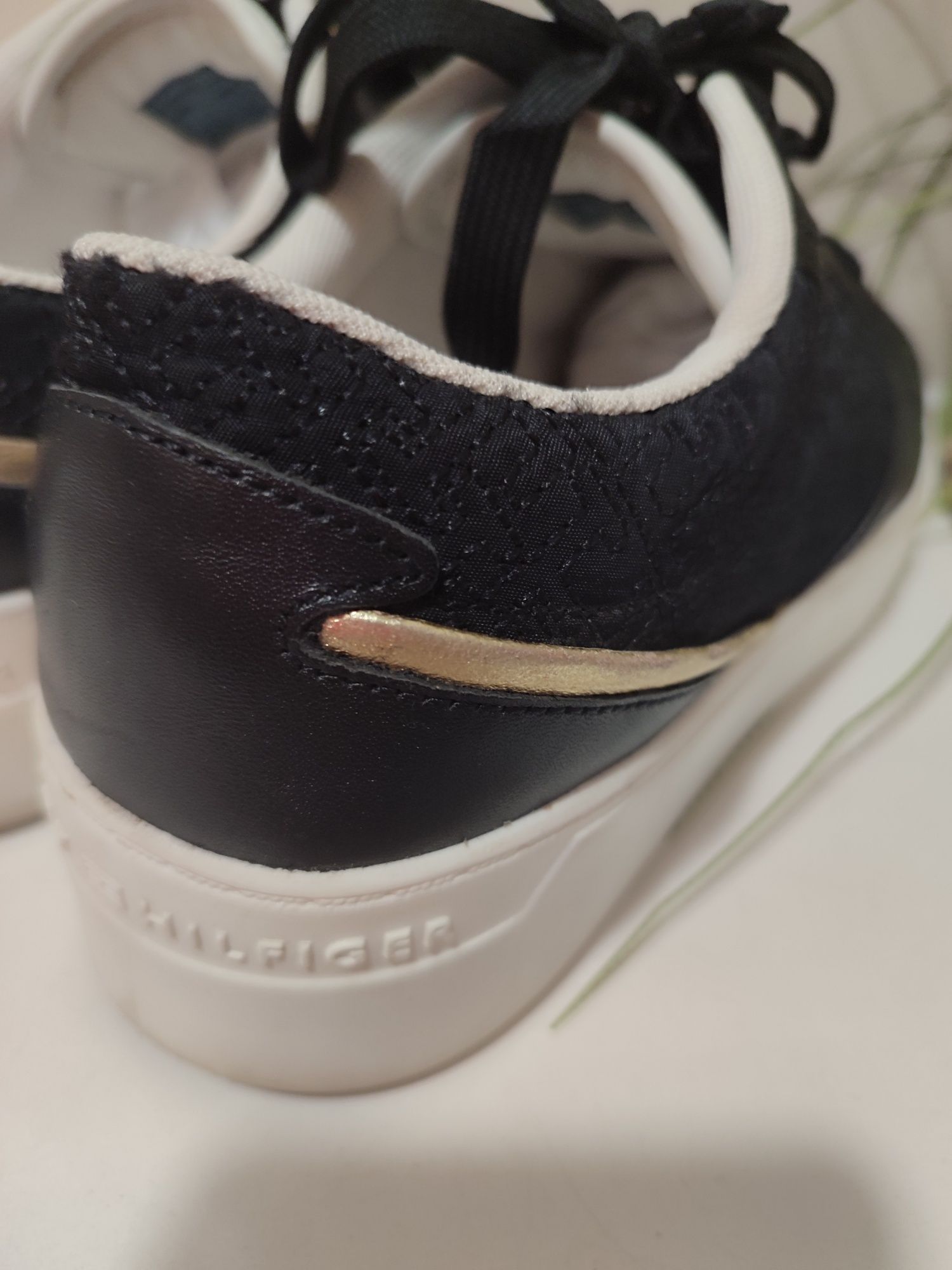 Черни сникърси на Tommy Hilfiger