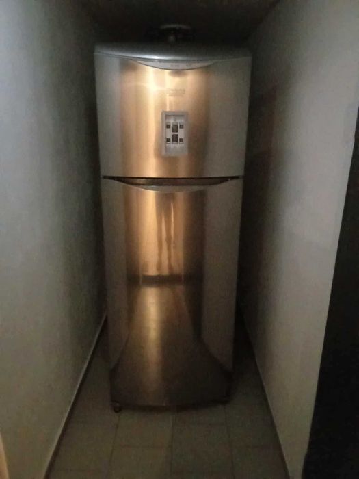 Продавам хладилник с горен фризер NO FROST HOTPOINT NMTP 1912