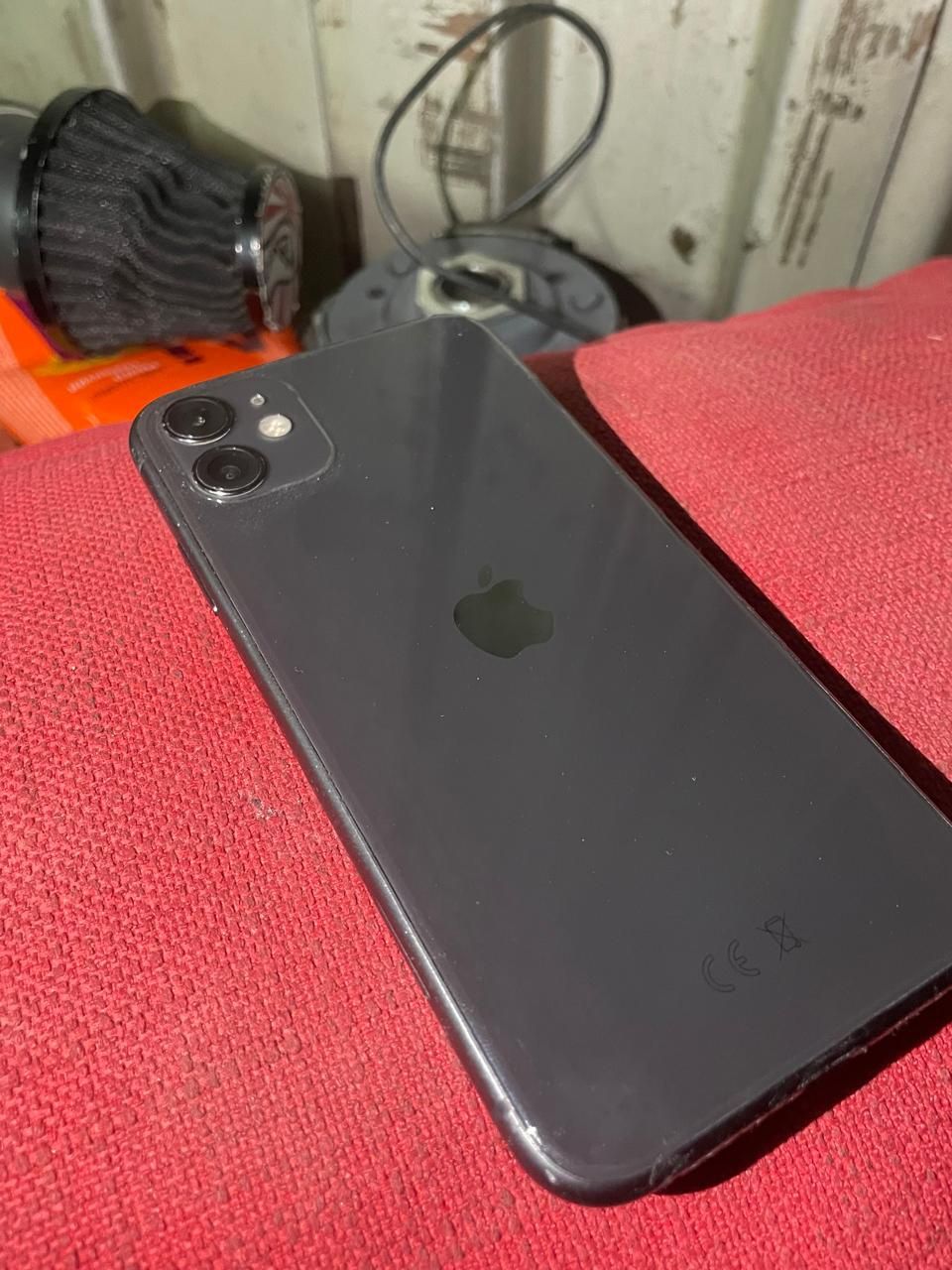 iPhone 11.      .