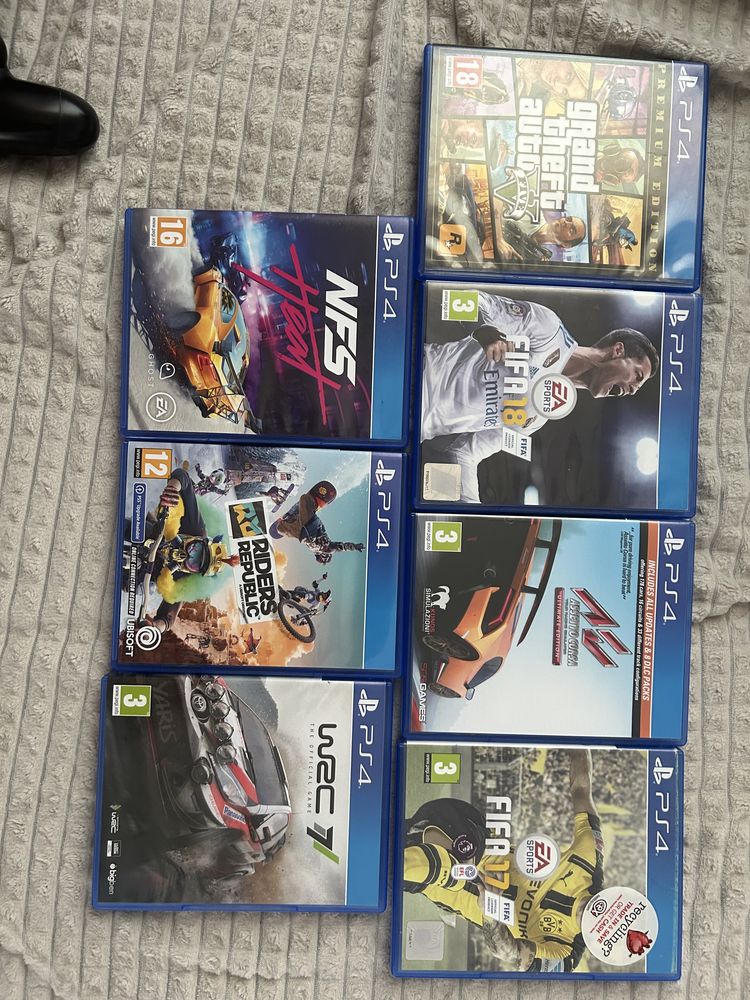 Ps 4 с много игри и два джойстика
