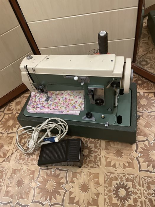 Электрическая швейная машинка