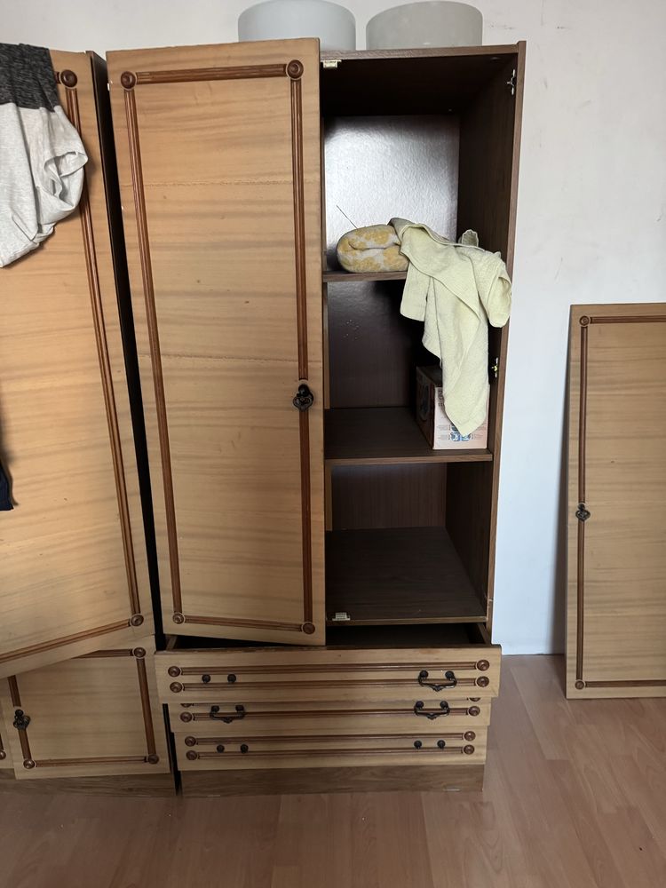 Отдам кровать двери и шкаф