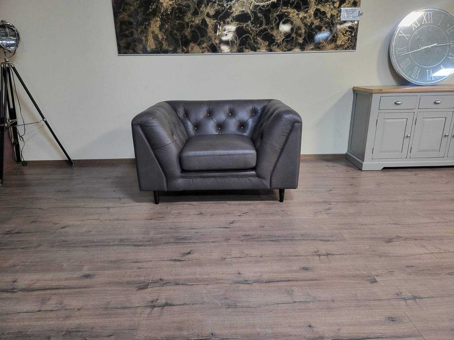 Кафяв кожен фотьойл тип Честърфийлд